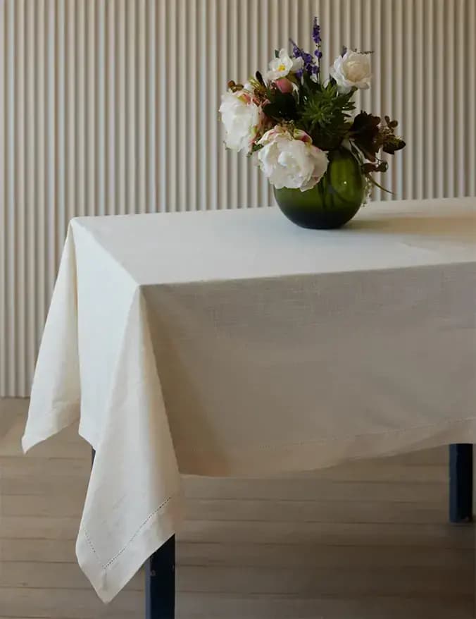 בסיס של מפה לבנה, חובה בכל בית. מפה וראנר דגם פסקל, ערד טקסטיל (צילום: עדי גלעד) ערד טקסטיל, מפת שולחן וראנר דגם פסקל