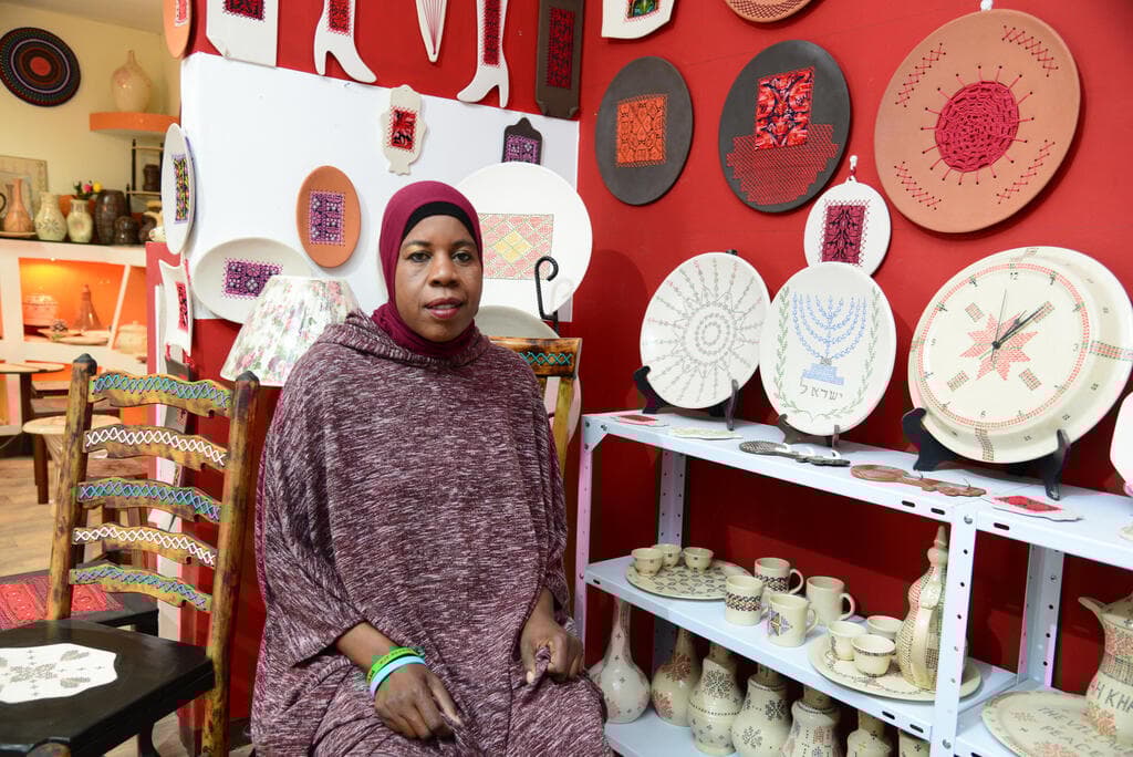 אמנות שימושית, כולל כזו עם סמלים יהודיים וישראליים (צילום: הרצל יוסף) זינב גריביע, ביאנלה האוטונומית לאמנות בגימנסיה העברית "הרצליה"