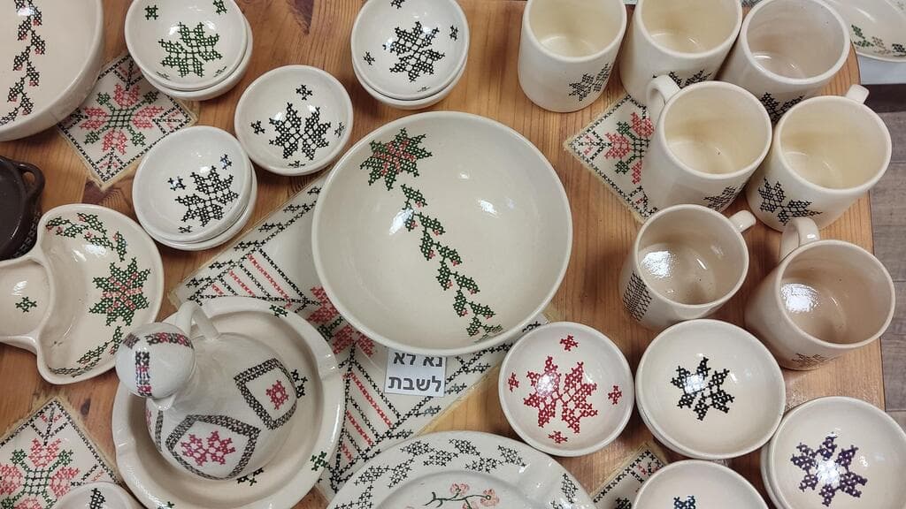 כלים לשימוש יומיומי ולא רק מוצגי אמנות (צילום: שימא גריביע) כלים שימושיים ולא רק מוצגי אמנות