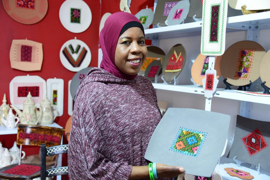 קדרות מקורית שפיתחה, המשלבת צורות גאומטריות של רקמה בדואית (צילום: הרצל יוסף) זינב גריביע, ביאנלה האוטונומית לאמנות בגימנסיה העברית "הרצליה"