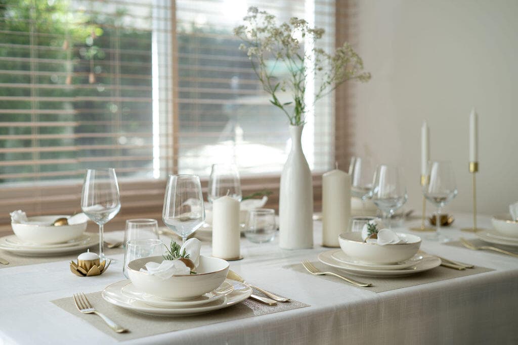 שולחן חגיגי קלאסי עם כלי פורצלן בדגם קונטור. נעמן (צילום: תמי בר שי) נעמן שולחן חגיגי קלאסי מערכת אוכל דגם קונטור כלי פורצלן לבנים עם סיומת זהב