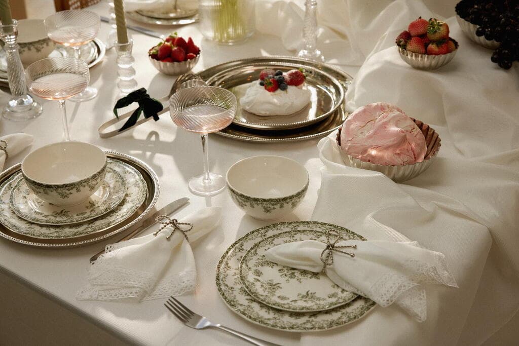 רקע לבן, כלי עם נגיעות פרחים בירוק עדין. CASTRO HOME (צילום: מידן מור אלון) CASTRO HOME - קולקצית אביב 2025