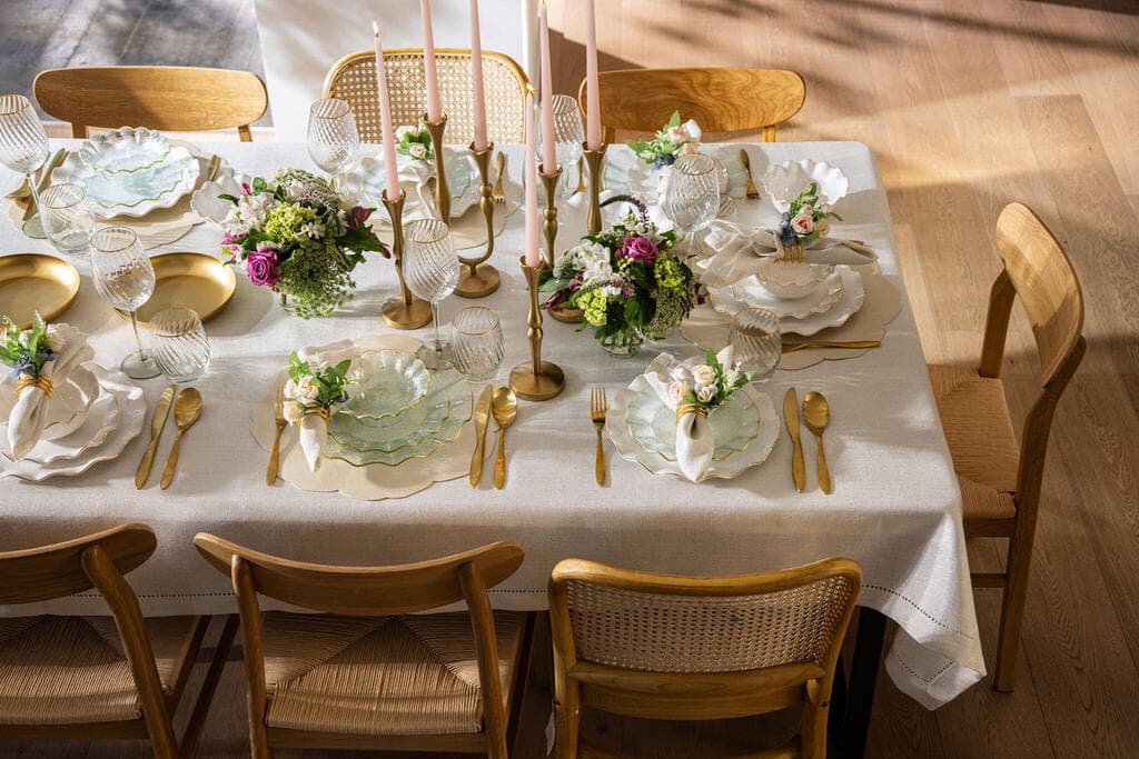 נגיעות צבע קלות על בסיס לבן ושקוף לסירוגין. FOX HOME (צילום: דניאל לילה) FOX HOME שולחן החג