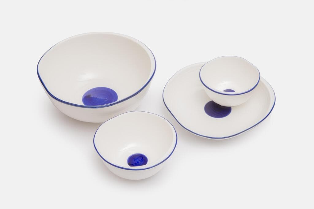 להקפיץ את הלבן הסטנדרטי. כלים מקולקציית דוט - לבן עם עיגול כחול. Happy Lemon (צילום: ערן סלם) Happy Lemon_ קערת הגשה 22.90 שח_קערית קטנה 9.90 שח_קערית בינונית 14.90 שח_צלחת הגשה