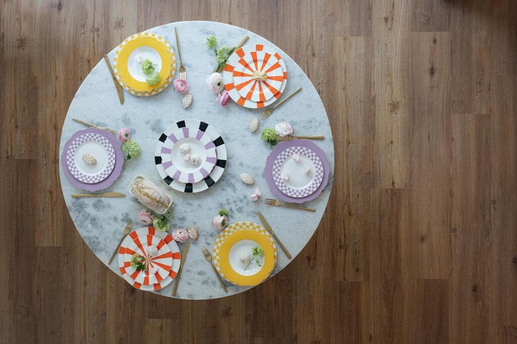 צלחות שונות אבל בחזרתיות שיוצרת קשר ויזואלי. KARE (צילום: KARE) KARE שולחן ערוך