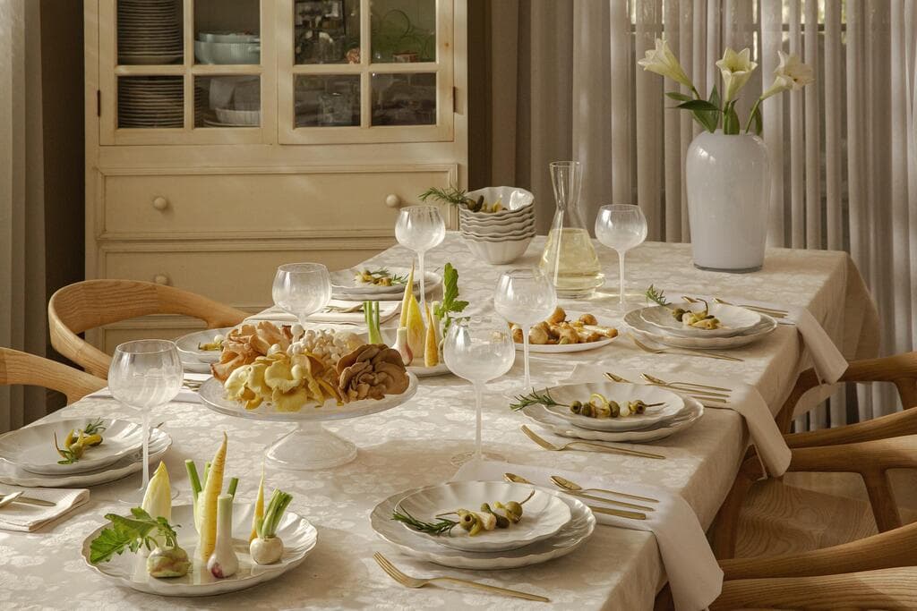 גוונים של לבן, שמנת ובז'. גולף & קו (צילום: ערן סלם) שולחן ערוך גולף & קו