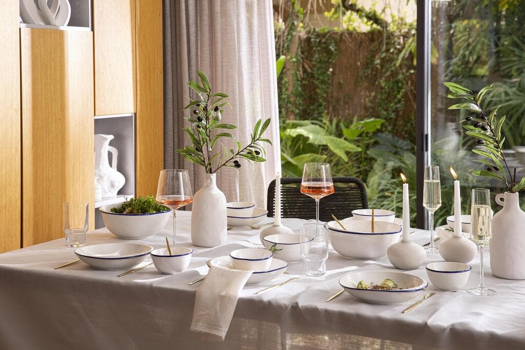 שולחן חג עם כלים מדגם Dot - לבנים עם נגיעות בכחול. רשת Happy Lemon (צילום: ערן סלם) Happy Lemon_עריכת שולחן חג - סיפור שולחן Dot