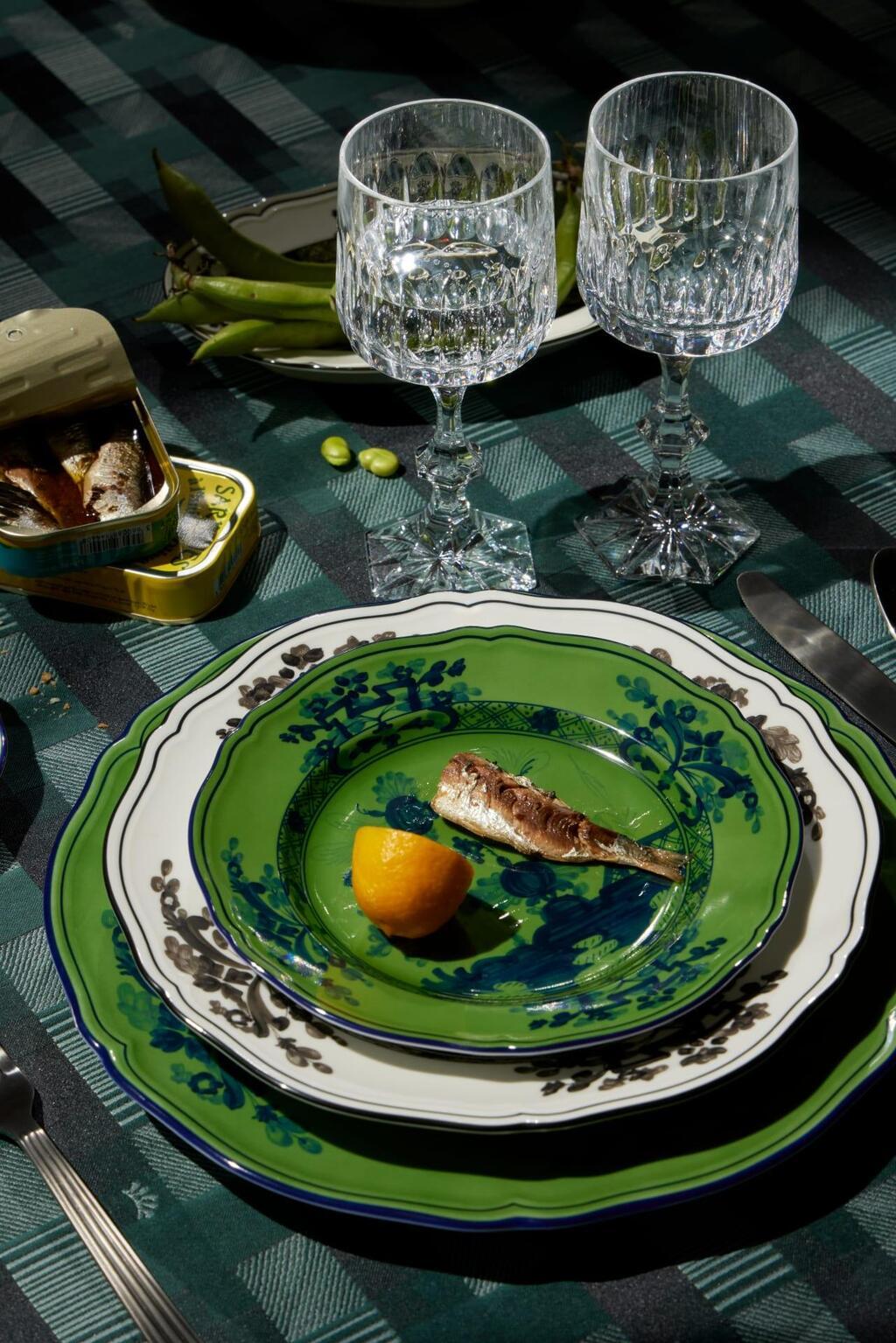 גוונים כהים והדפסים על מפה כהה. FACTORY54 Ginori1735 (צילום: GINORI 1735) FACTORY54 Ginori1735, מותג הפורצלן האיטלקי היוקרתי