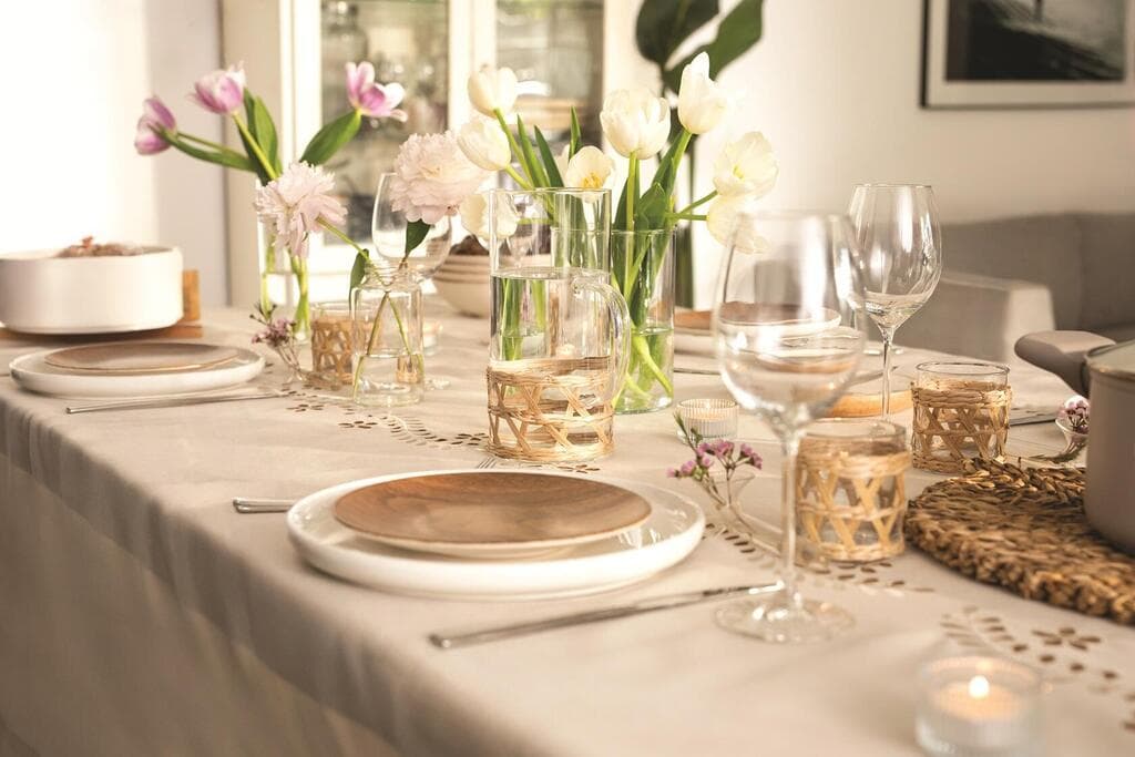 נגיעה של טבע. צלחות במראה עץ ופריטים קלועים מקש. המשביר (צילום: זהר שטרית) שולחן פסח המשביר