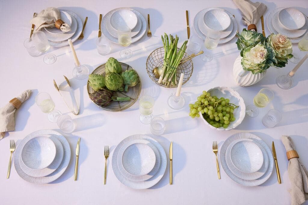 לבן על לבן, עם נגיעות זהב וירוק. CASTRO HOME, קולקצית אביב 2025 (צילום: מידן מור אלון) CASTRO HOME - קולקצית אביב 2025