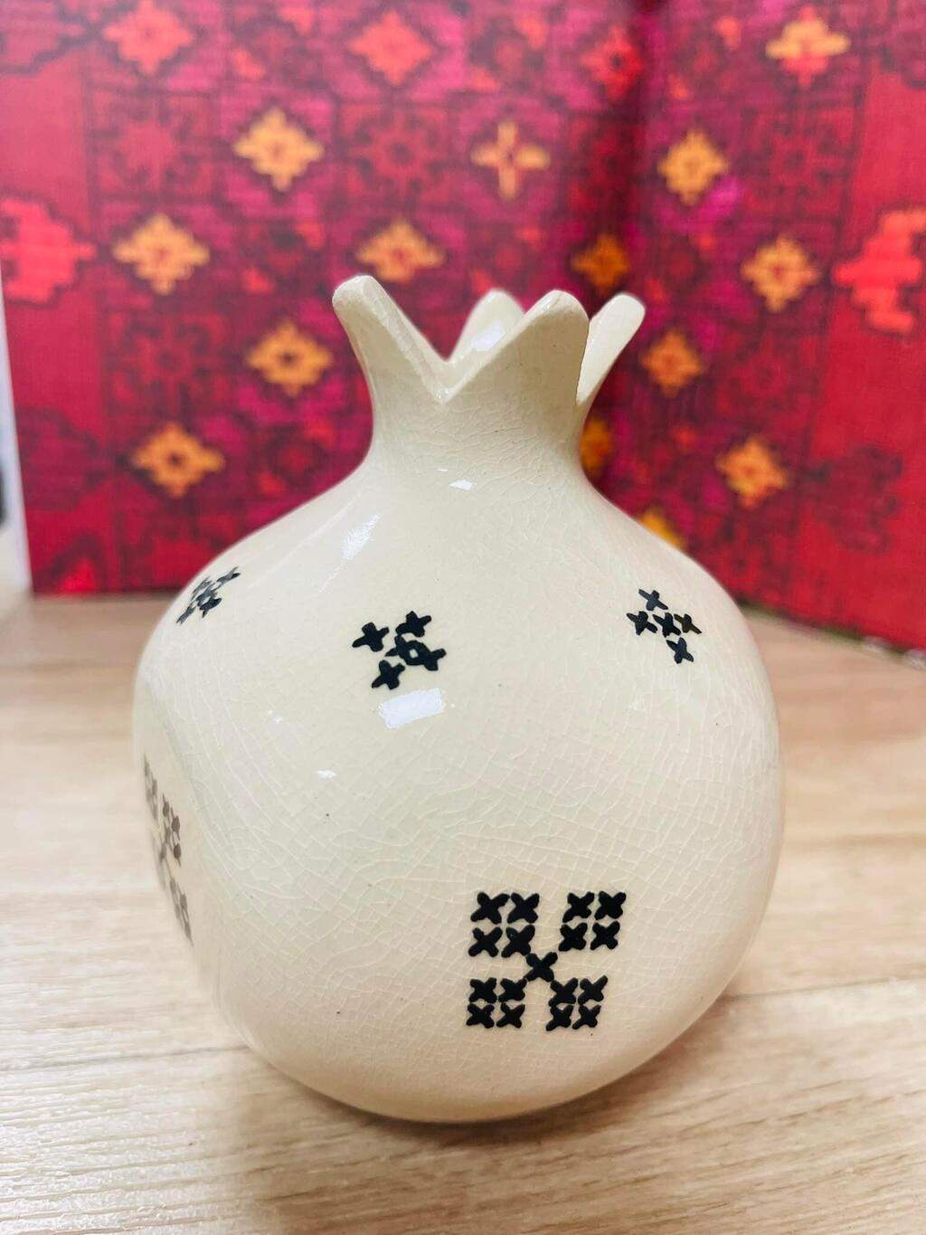 כלים שימושיים לבית לצד פריטי נוי (צילום: שימא גריביע) כלים שימושיים לבית מעוטרים ברקמה בדואית מסורתית, זינב גריביע