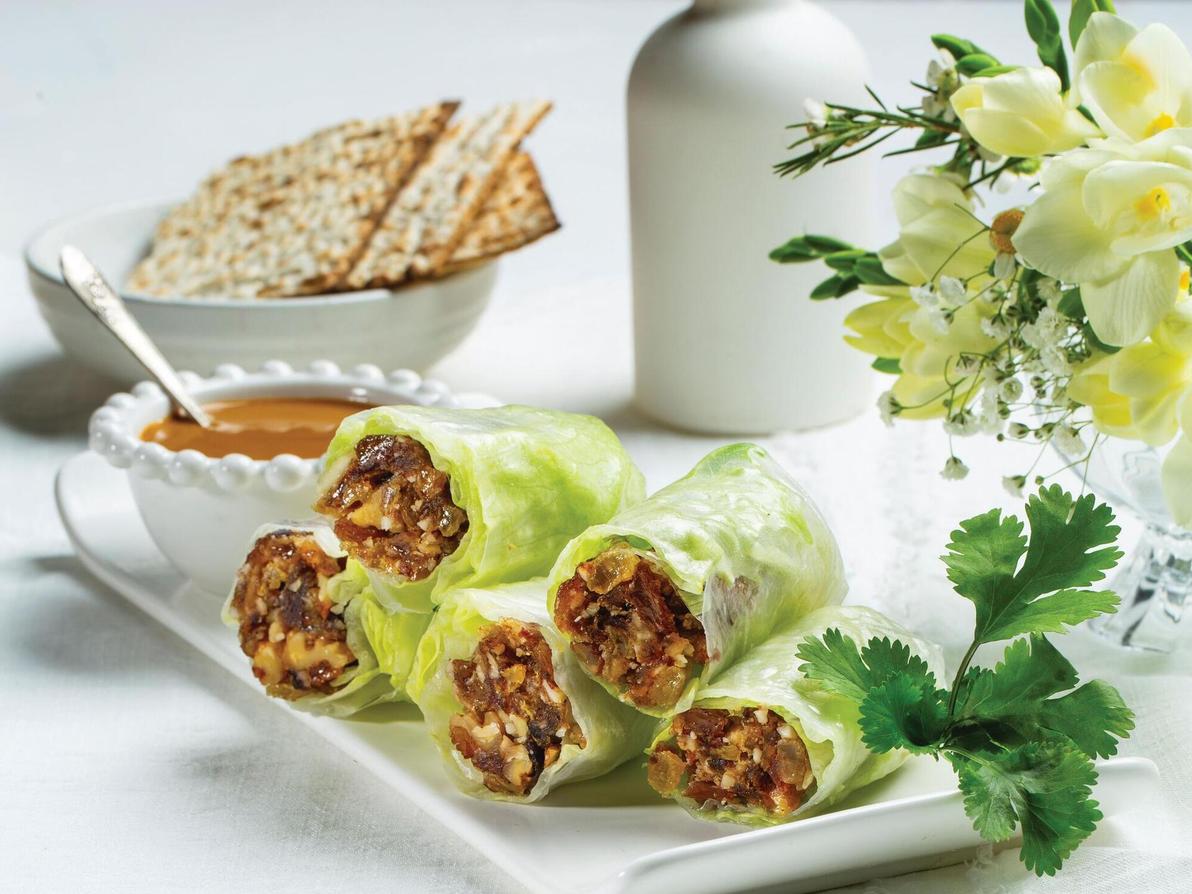 חרוסת בתוך רול חסה ודפי אורז