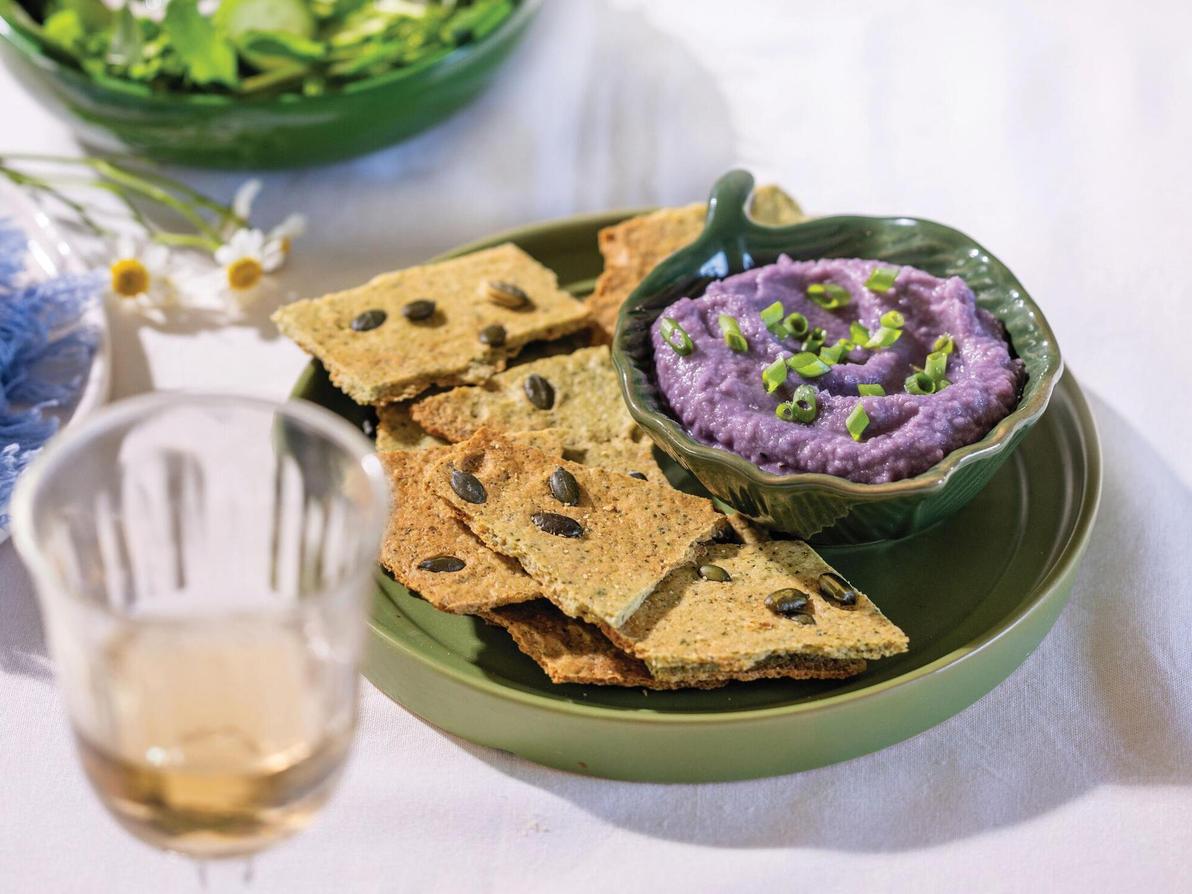 קרקר זוקיני-בזיליקום וממרח עדשים וכרוב (צילום: דניאל לילה, סגנון: נעמה רן) קרקר זוקיני-בזיליקום וממרח עדשים וכרוב