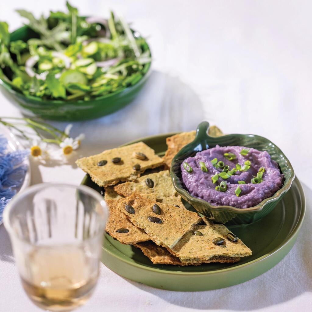 קרקר זוקיני-בזיליקום וממרח עדשים וכרוב