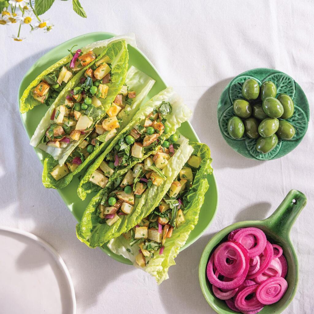 סלט תפוחי אדמה בתוך עלי חסה