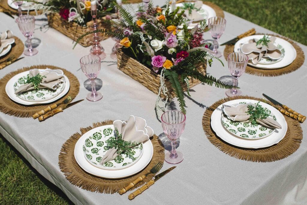 לבן עם נגיעות כפריות. קולקציית הכלים והטקסטיל של אמנית הקרמיקה שרון צ'צ'יק (צילום: סרגיי גורדז׳י) שולחנות החג של אמנית הקרמיקה שרון צ'צ'יק