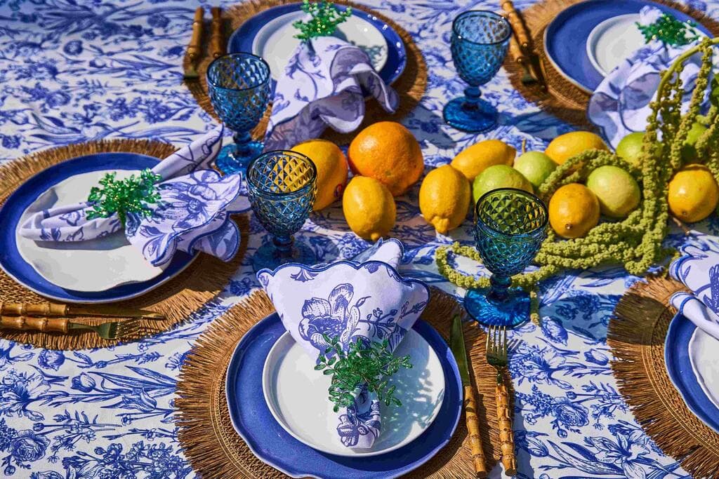 לא חייבים מפה לבנה. הקולקציה של שרון צ'צ'יק בפופ-אפ בביג גלילות עד החג (צילום: סרגיי גורדז׳י) שולחנות החג של אמנית הקרמיקה שרון צ'צ'יק