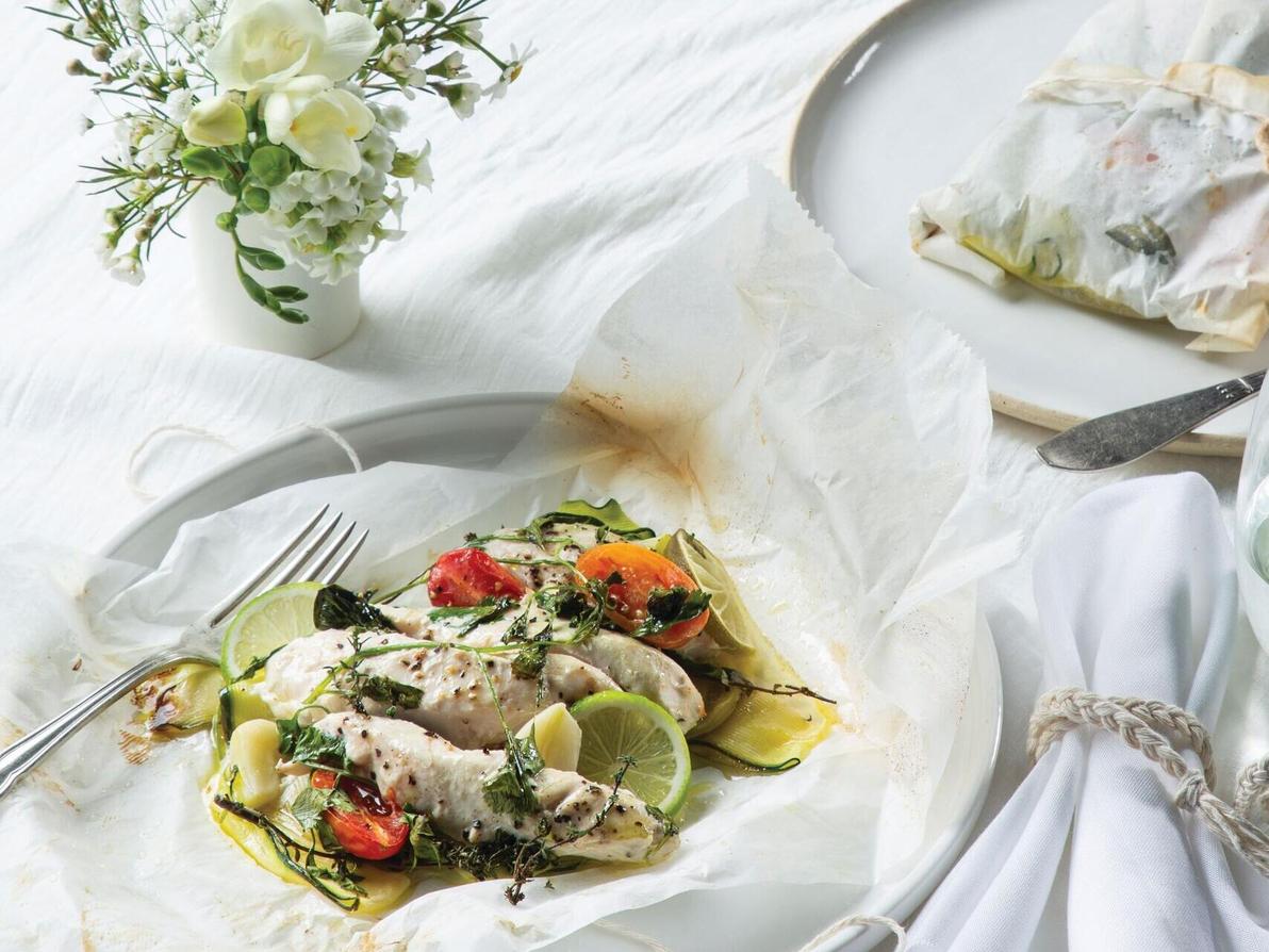 חזה עוף וירקות בעטיפת נייר אפייה