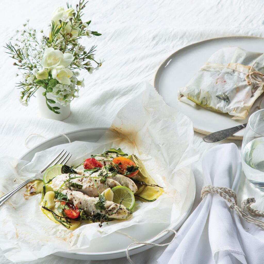 חזה עוף וירקות בעטיפת נייר אפייה