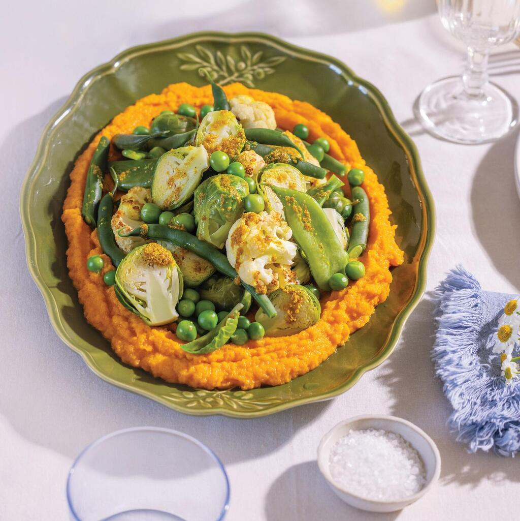 ירקות העונה בתיבול הודי על קרם גזר-שום