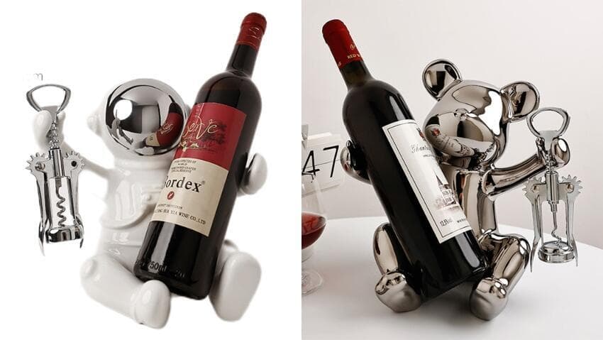 אל תשכחו הומור. מעמד מעוצב לבקבוק ולפותחן בצורת אסטרונאוט או דובי? (צילום: יח''צ רשת ג'נטלמן) מארז יין מעוצב לבקבוק ולפותחן בצורת אסטרונאוט או דובי? להשיג באתר וברשת ג'נטלמן
