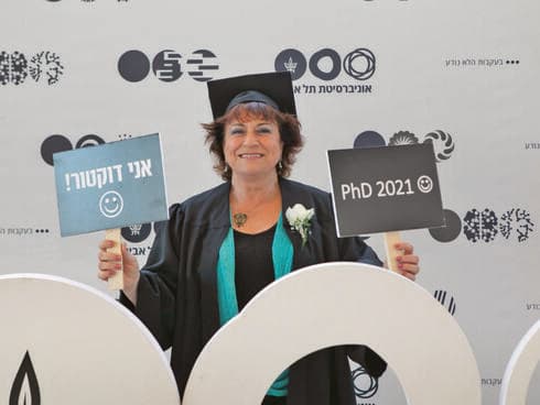 ד"ר אסתר שקלים. "רק כשהבת הקטנה שלי התגייסה הרגשתי שמותר לי להמשיך במחקר". בקבלת הדוקטורט 