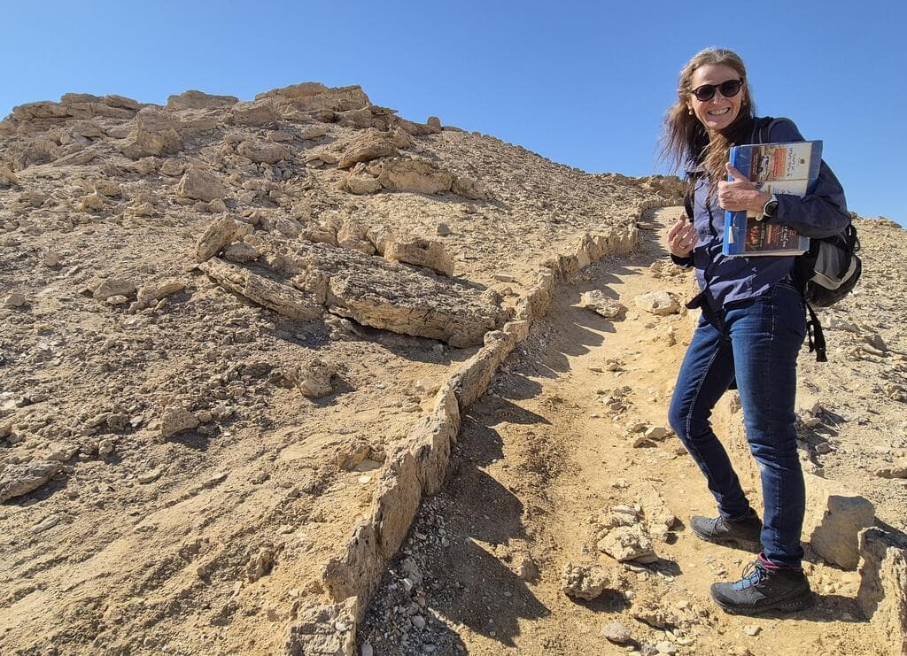 בעקבות הנבטים במצודת מואה. מדריכת הטיולים אסתי הירש