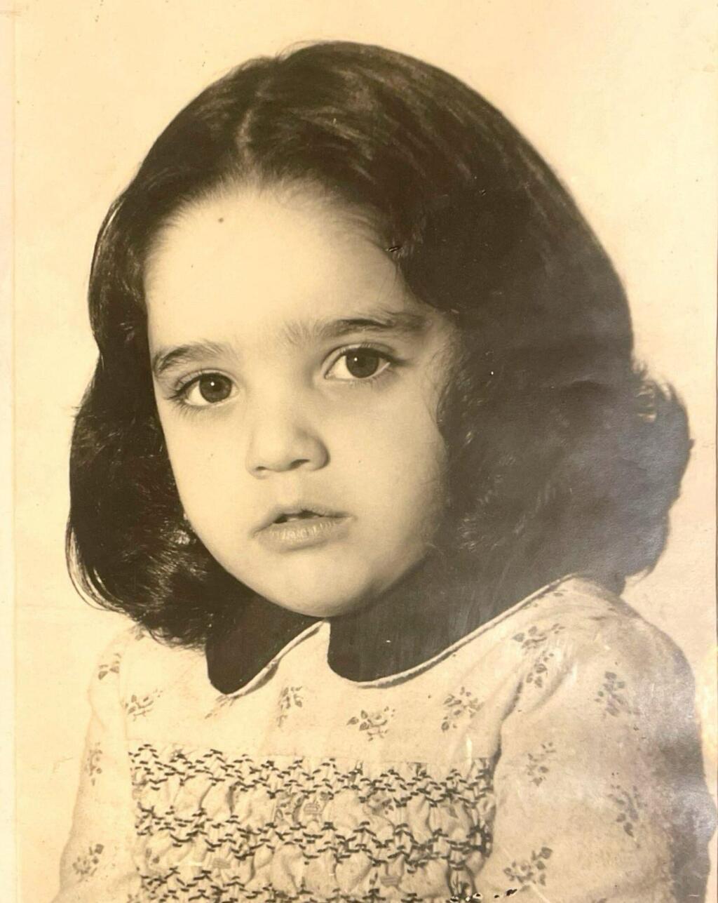 "בתעודת הלידה ובדרכון הספרדי אני נקראת רקל". קלי דולב בילדותה בספרד (צילום: אלבום פרטי) "בתעודת הלידה ובדרכון הספרדי אני נקראת רקל". קלי דולב בילדותה בספרד