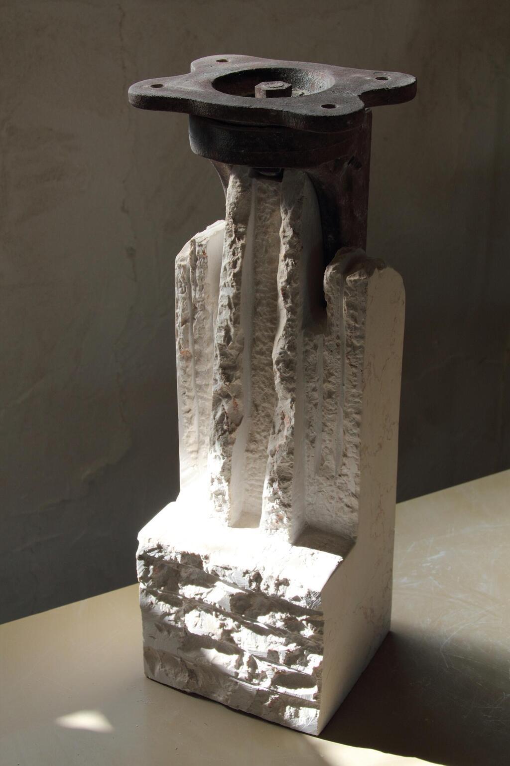 "חסיד ירושלמי", אבן שיש וברזת