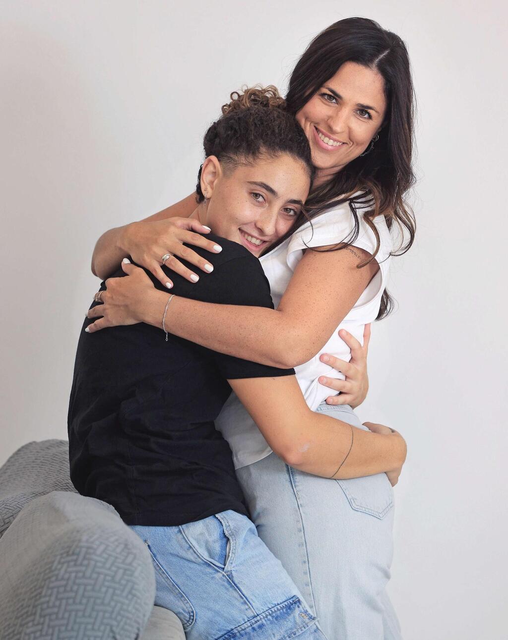 "בכל בוקר שאני מתעוררת לצידה אני אומרת תודה לאלוהים שזיכה אותי להכיר אותה". עם בת זוגה, לאה 