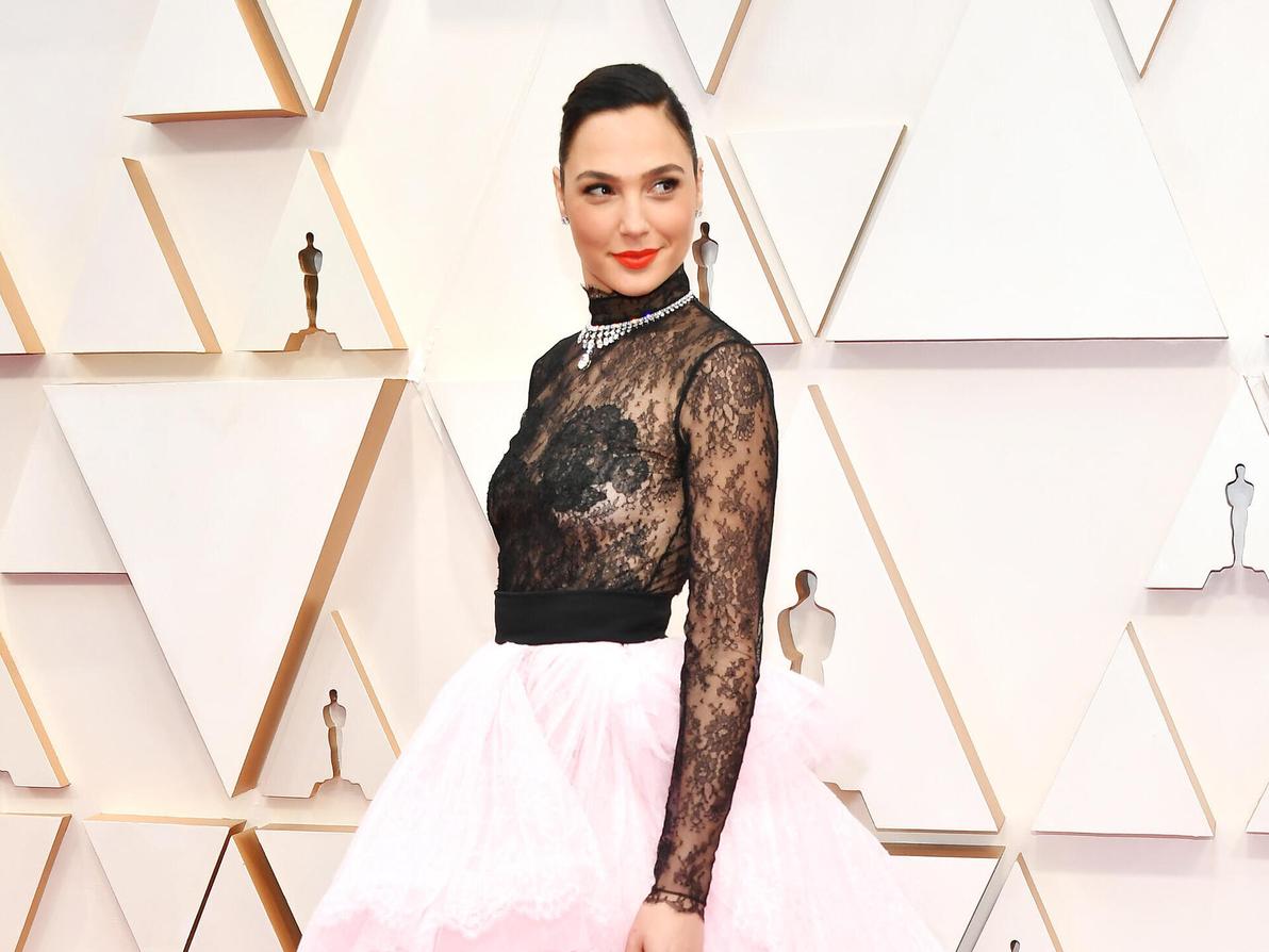 אצילית ואלגנטית בטקס האוסקר של 2020, בשמלת קוטור של ז'יבנשי (GettyImages IL/Amy Sussman ) אצילית ואלגנטית בטקס האוסקר של 2020, בשמלת קוטור של ז'יבנשי
