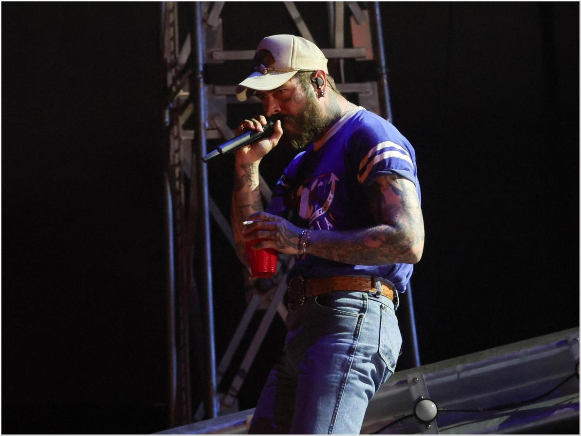 הבוס החדש. פוסט מאלון והקעקועים בסגנון קז'ואל גברי ומחוספס. שימו לב לקפל בשרוולי החולצה, שחוזר לאופנה (צילום: VALERIE MACON/AFP) פוסט מאלון בפסטיבל קואצ'לה, 2025