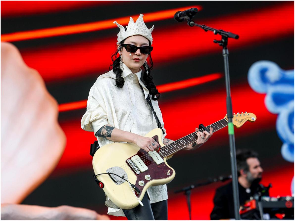 חיבבנו את מראה הקז'ואל המלכותי של נסיכת האינדי מישל זאונר, לבושה בקולקציית אביב 2025 של מקווין (צילום: Frazer Harrison/Getty Images for Coachella) מישל זאונר מלהקת ג'פניז ברקפסט בפסטיבל קואצ'לה, 2025