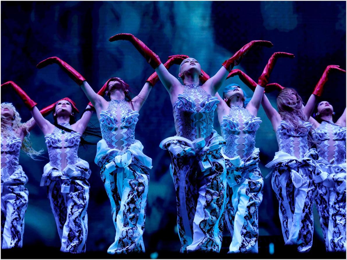 מראה הסייבר-סטריט שלהן הציף את הבמה בצבעוניות שהזכירה את קולקציית Plato’s Atlantis של מקווין מ-2010 (Frazer Harrison/Getty Images for Coachella) להקת XG בפסטיבל קואצ'לה, 2025