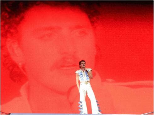 הזמר האמריקני בנסון בון מחזיר את ההומו-ארוטיקה לבמה במערכת לבוש שעוצבה במיוחד על ידי דולצ'ה & גבאנה הזמר האמריקני בנסון בון מחזיר את ההומו-ארוטיקה לבמה במערכת לבוש שעוצבה במיוחד על ידי דולצ'ה & גבאנה