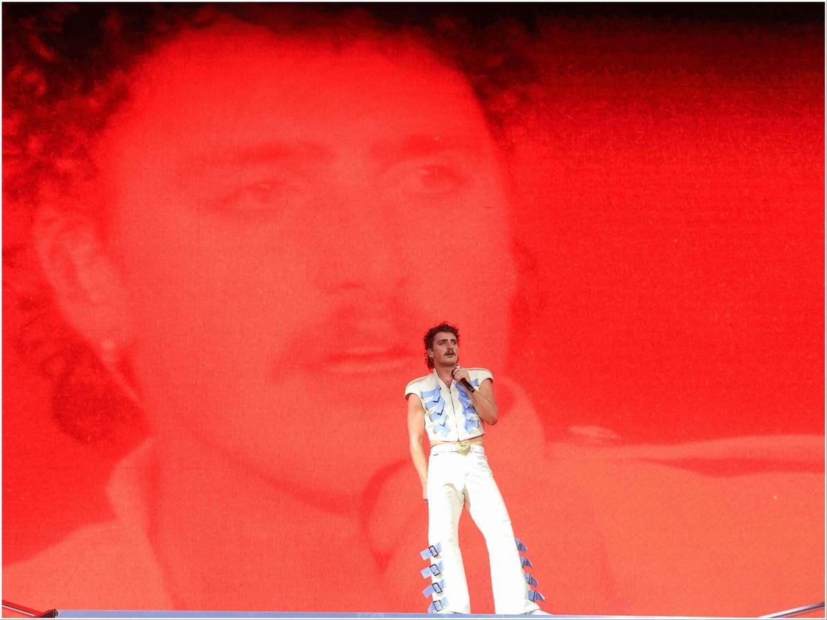 הזמר האמריקני בנסון בון מחזיר את ההומו-ארוטיקה לבמה במערכת לבוש שעוצבה במיוחד על ידי דולצ'ה & גבאנה (צילום: VALERIE MACON/AFP) בנסון בון בפסטיבל קואצ'לה, 2025