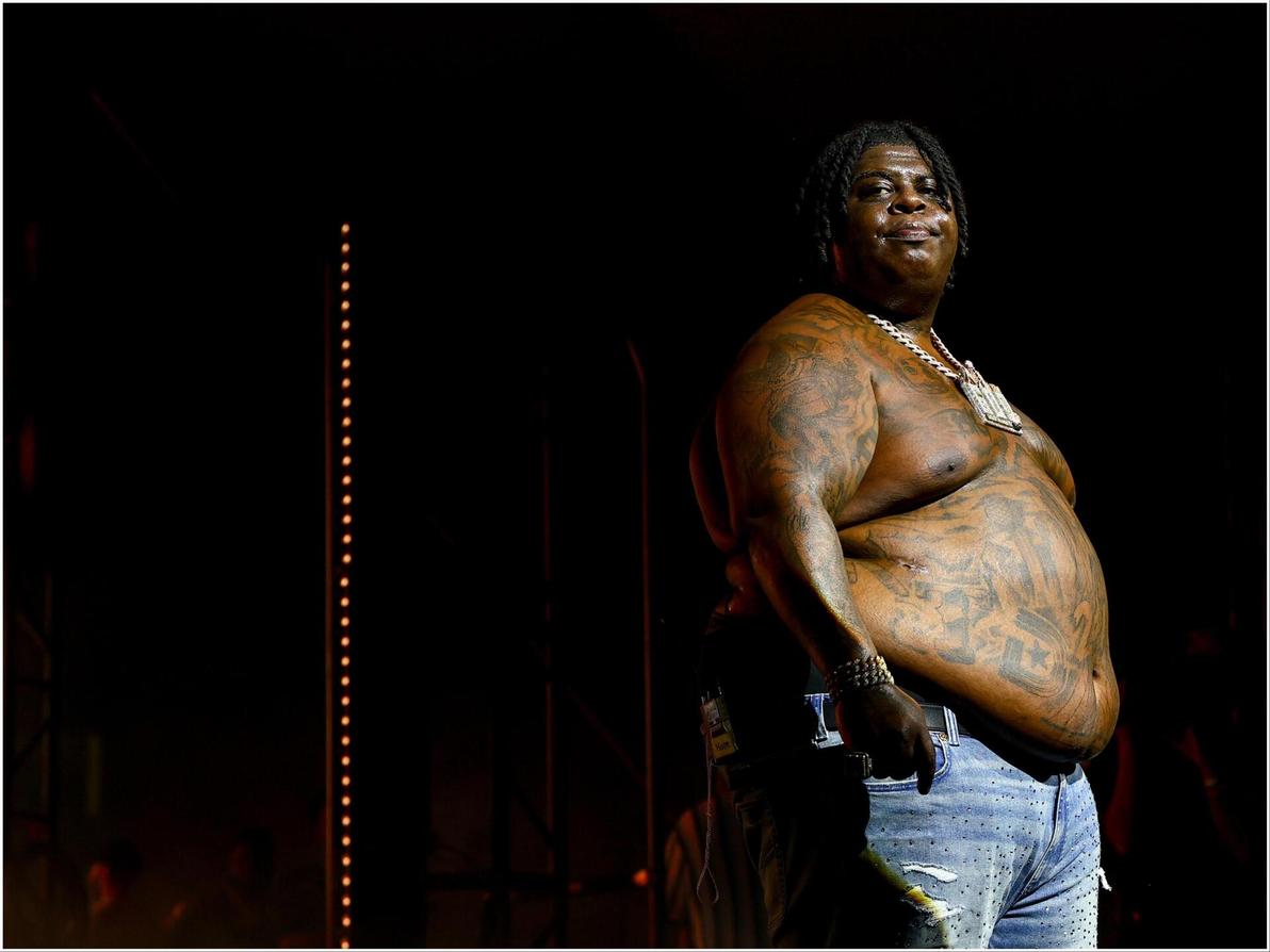 הראפר חוויאר לנדאם, הידוע כ-BigXthaPlug, מחזיר את הבלינג של שנות ה-90 לאופנה (צילום: Arturo Holmes/Getty Images for Coachella) BigXthaPlug בפסטיבל קואצ'לה, 2025