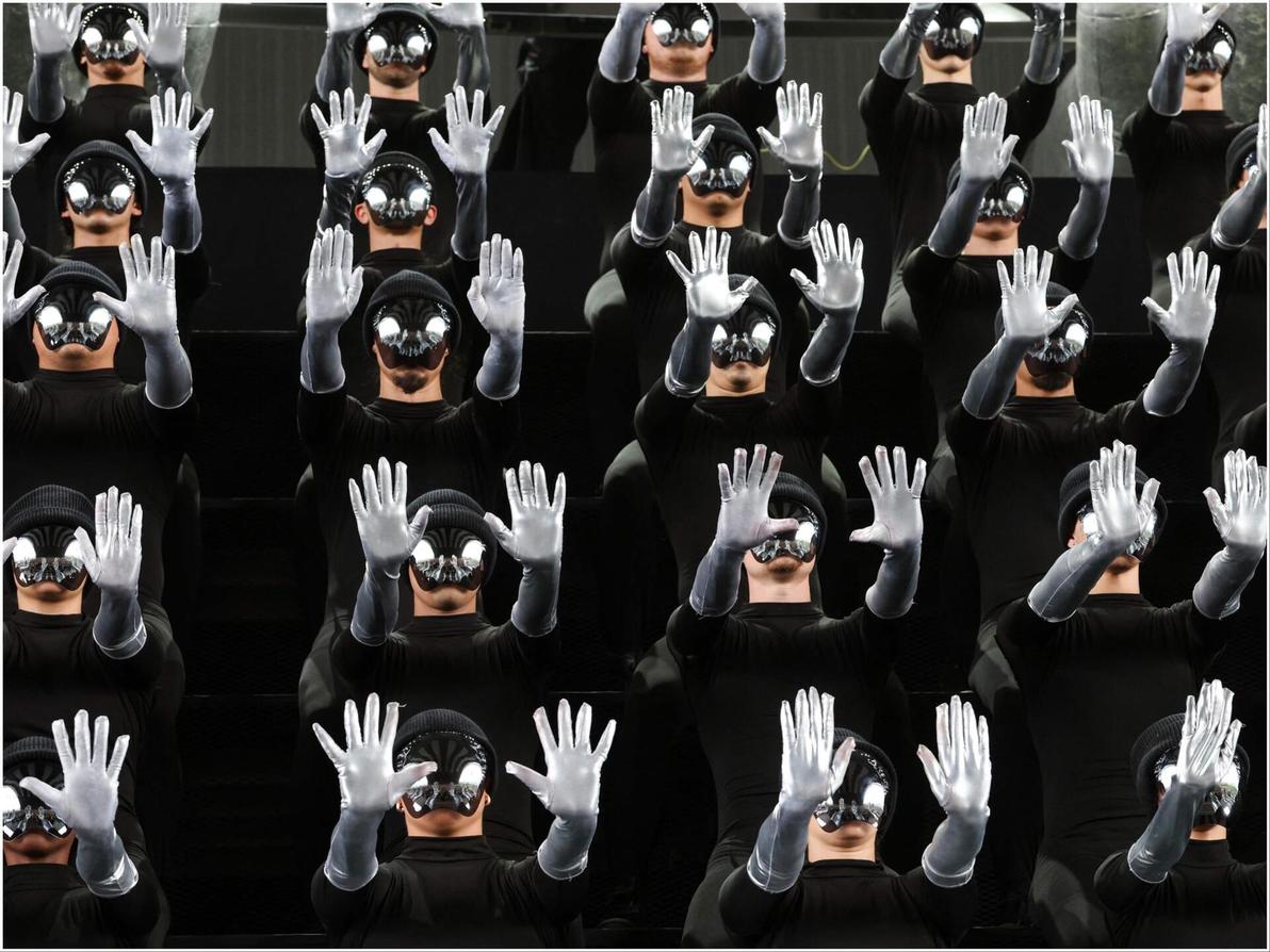 די ג'יי אלוק הברזילאי פיצח איך לעורר עניין בהופעה, יחד עם אוסף רקדנים שהחליף צורות על הבמה (צילום: VALERIE MACON/AFP) רקדנים בהופעה של די ג'יי אלוק בפסטיבל קואצ'לה, 2025