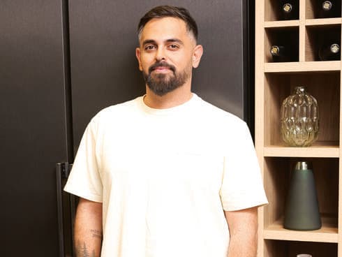 מאיר בן גיגי. בצילום: מקרר של ASKO מקפיא תחתון בגימור שחור