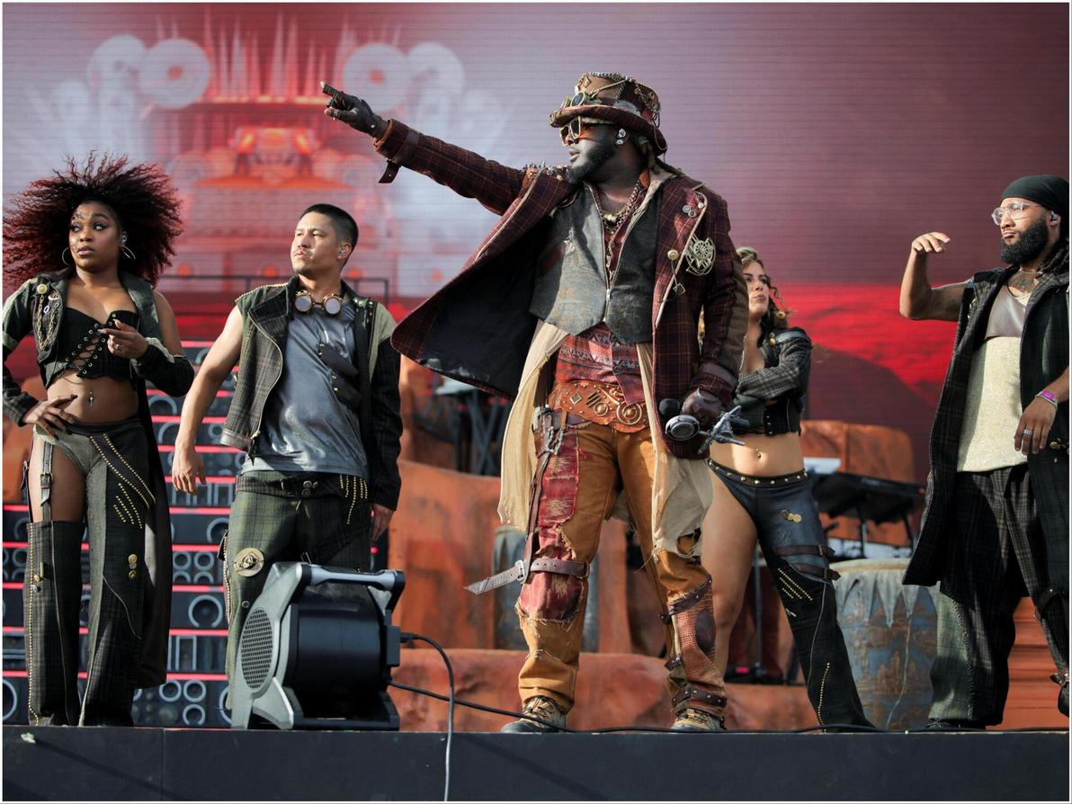 T-pain מציג: מראה קלושר מהעתיד. או מסט צילומי הסרט "החוטאים פוגשים את מקס הזועם". פייר, חיבבנו את האנסמבל (צילום: REUTERS/Daniel Cole) טי-פיין בפסטיבל קואצ'לה, 2025