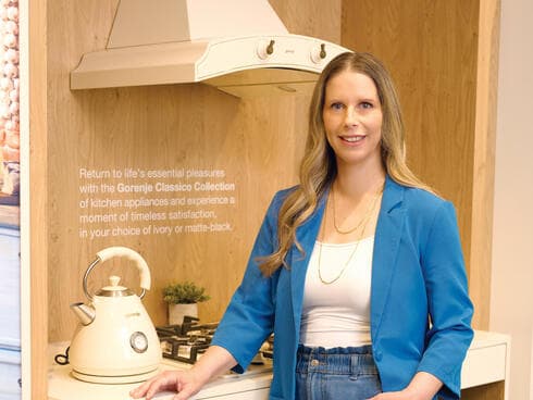 עדי ארונוב. בצילום: כיריים גז וקומקום שמנת מסדרת קלאסיקו של gorenje עדי ארונוב. בצילום: כיריים גז וקומקום שמנת מסדרת קלאסיקו של gorenje