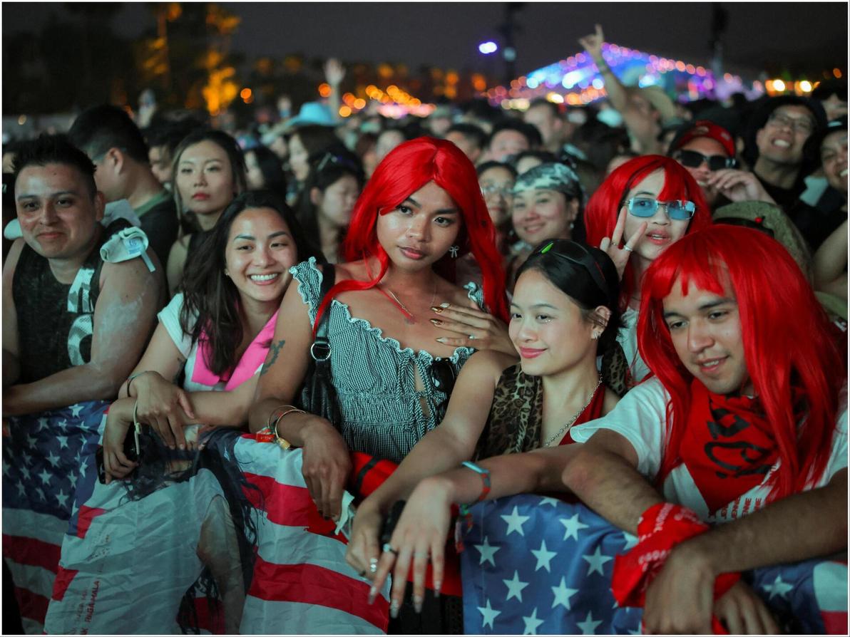פאות אדומות, דגלי ארצות הברית עם תמונותיהם של הכוכבים ורוח נעורים נוטפת הורמונים. הקהל בפסטיבל (צילום: REUTERS/Daniel Cole) קהל בהופעה של ג'ני בפסטיבל קואצ'לה, 2025