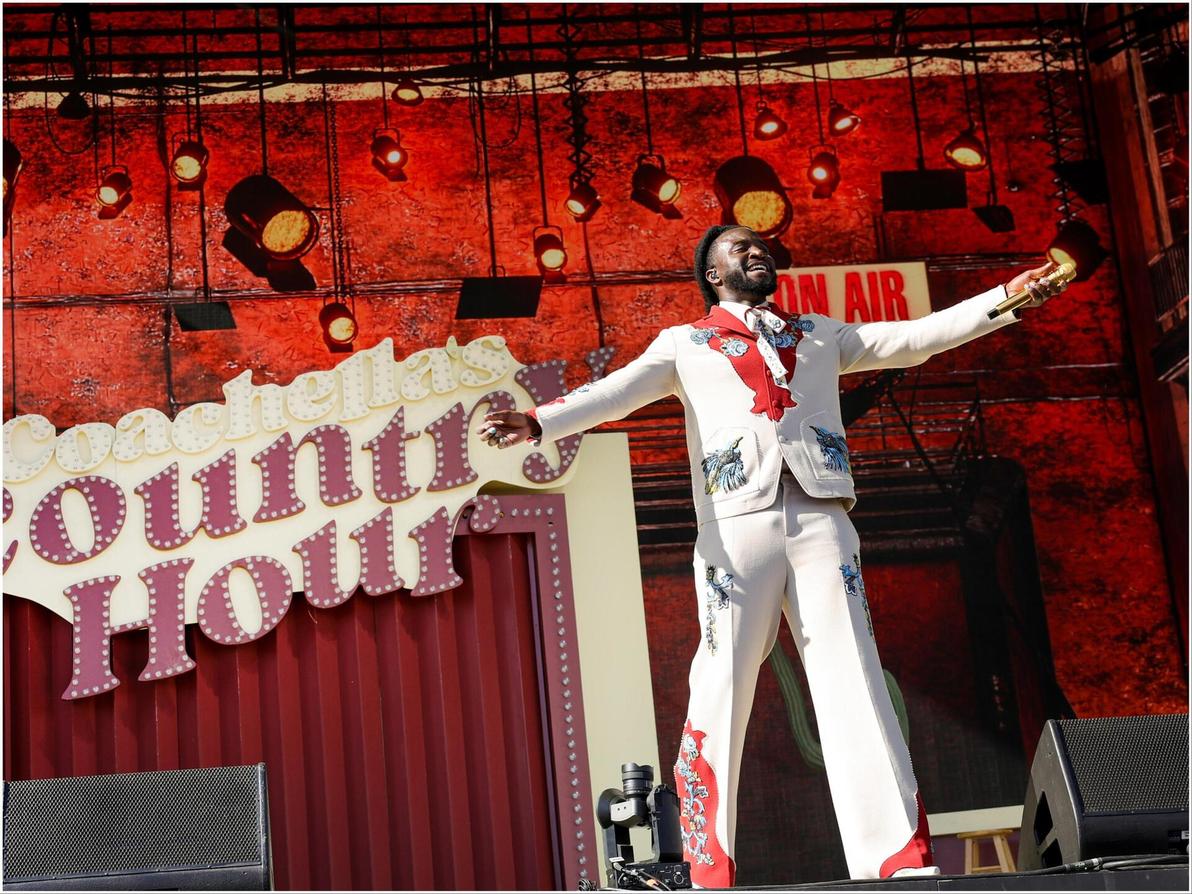 הראפר Shaboozey במראה ווסטרן מוצלח בסגנון רטרו, לבוש חליפה רקומה של המותג האיטלקי אטרו (צילום: Maya Dehlin Spach/Getty Images for Coachella) שבוזי בפסטיבל קואצ'לה, 2025