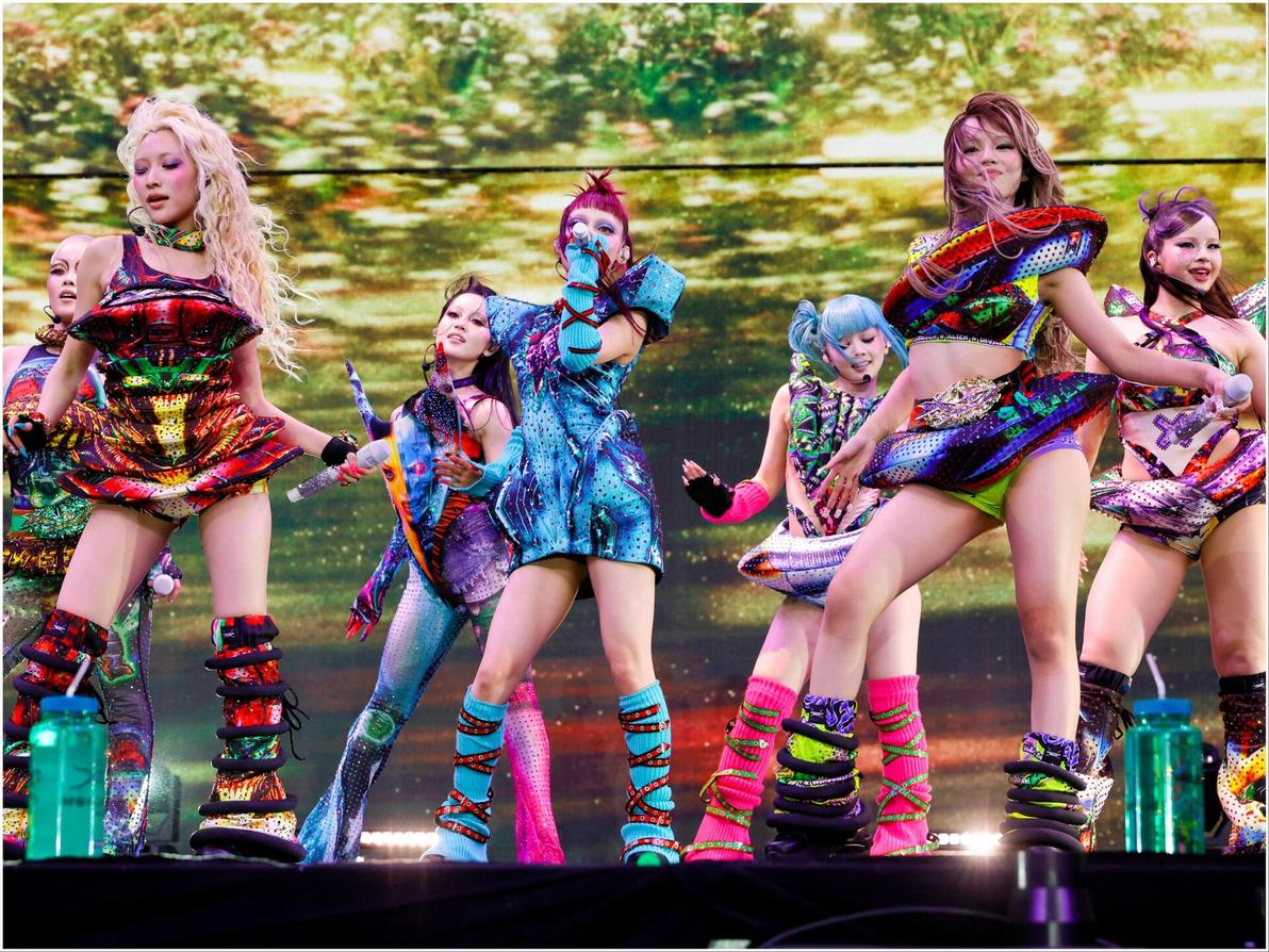 שמונה חברות להקת הבנות היפנית XG הביאו את היופי והסגנון שובר הגבולות שלהן ללילה השלישי בפסטיבל (צילום: Frazer Harrison/Getty Images for Coachella) להקת XG בפסטיבל קואצ'לה, 2025