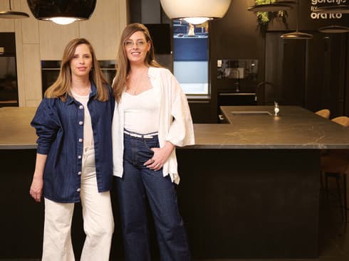 ויטל פרי שלטון ומיקה אלטר. בצילום:  קולט אדים תלוי של Galvamet מסדרת globe בגימור זכוכית שחורה ולבנה