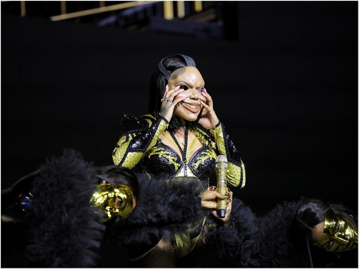 הראפרית האמריקנית GloRilla מאתגרת את הקהל חמושה במסכה מאיימת (צילום: REUTERS/Daniel Cole) גלורילה בפסטיבל קואצ'לה, 2025