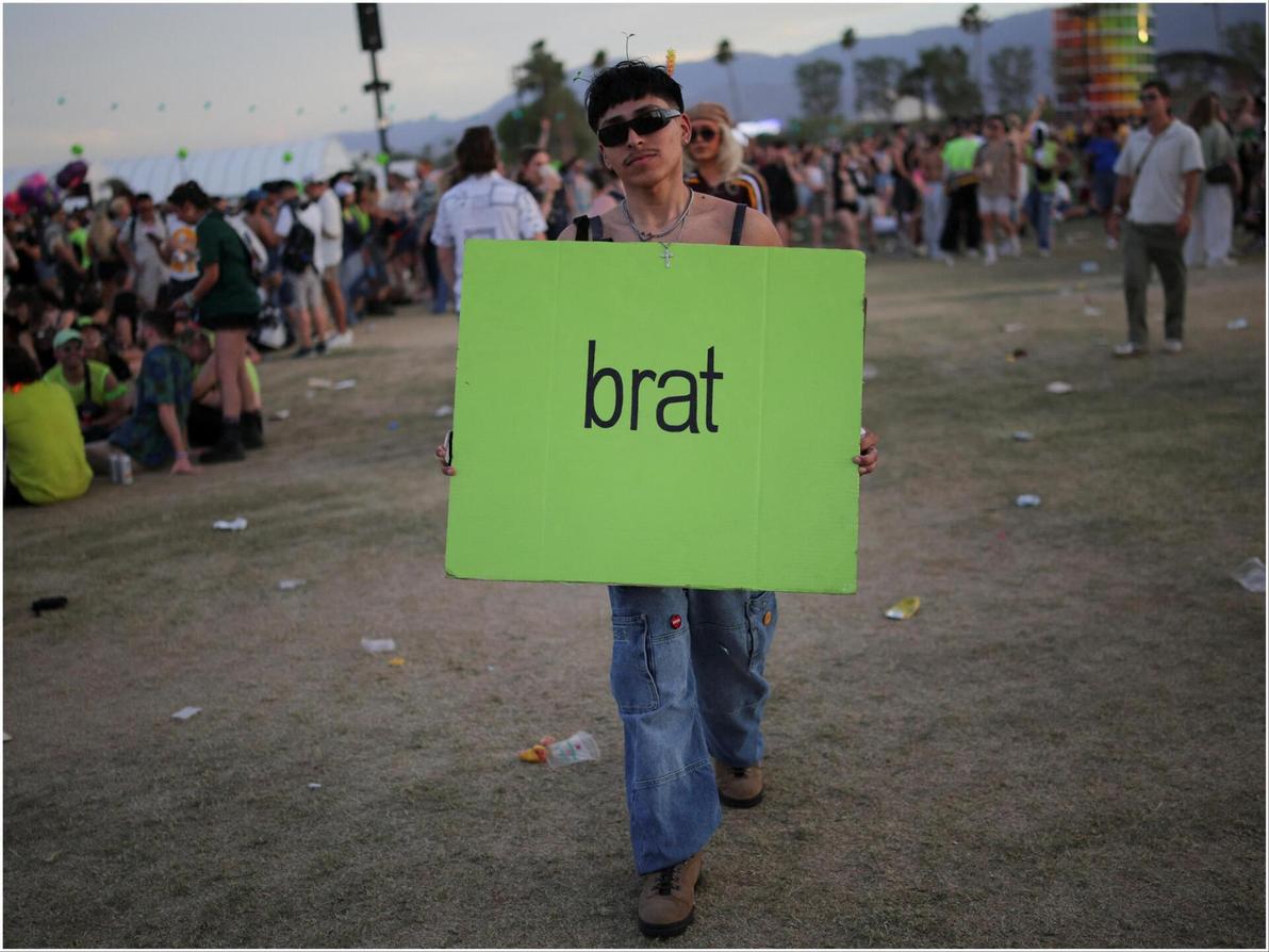 טרנד הירוק בראט ממשיך שנה אחרי שפרץ בענק, כשמעריצים של הזמרת צ'רלי XCX הניפו שלטים בקהל (צילום: REUTERS/Daniel Cole) קהל בהופעה של צ'רלי XCX בפסטיבל קואצ'לה, 2025