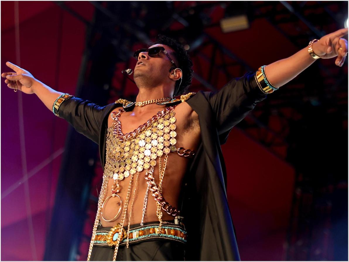 ההופעה שיצרה סערה. הזמר מוחמד רמדאן בחולצת בטן ממטבעות, שנחשבת ל"לא מוסרית" במצרים (צילום: Emma McIntyre/Getty Images for Coachella) מוחמד רמדאן בפסטיבל קואצ'לה, 2025