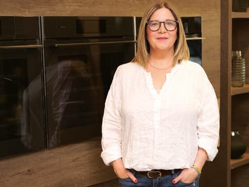 עדי קליין. בצילום: תנור בנוי של ASKO בגימור שחור 60 ס”מ