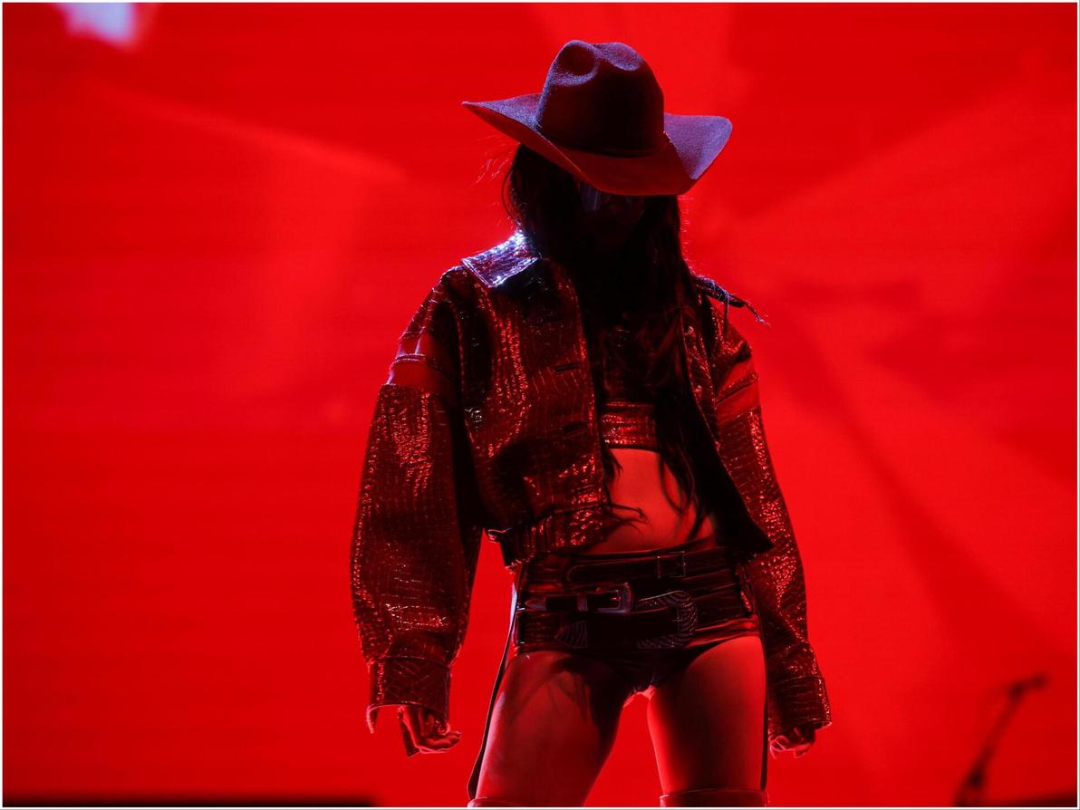 הזמרת הקוריאנית ג'ני, אקס להקת Blackpink, מכניסה סקסיות לטרנד הווסטרן במערכת לבוש של ג'ורג' חובייקה (צילום: REUTERS/Daniel Cole) ג'ני בפסטיבל קואצ'לה, 2025